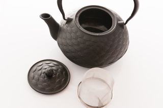 DZBANEK ŻELIWNY Z SITKIEM ZAPARZACZEM DO HERBATY