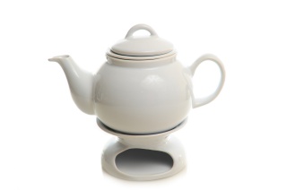 Biały dzbanek z podgrzewaczem i sitkiem do herbaty