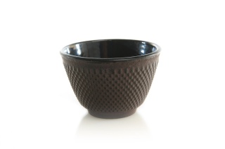 Żeliwna czarka do herbaty w kolorze brązowym