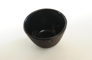 Żeliwna czarka do herbaty w kolorze brązowym