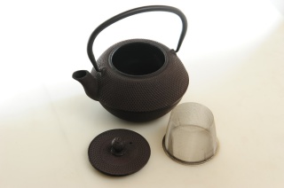 Dzbanek żeliwny do parzenia herbaty w kolorze brązowym