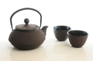 Dzbanek żeliwny z dwoma czarkami w kolorze brązowym