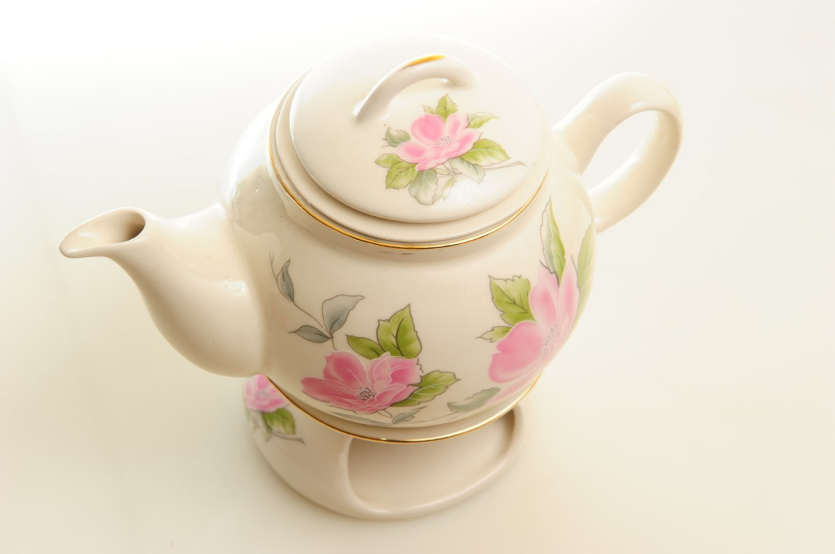 Dzbanek do parzenia herbaty ozdobiony motywem kwiatów