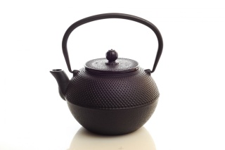 Dzbanek żeliwny do parzenia herbaty w kolorze czarnym