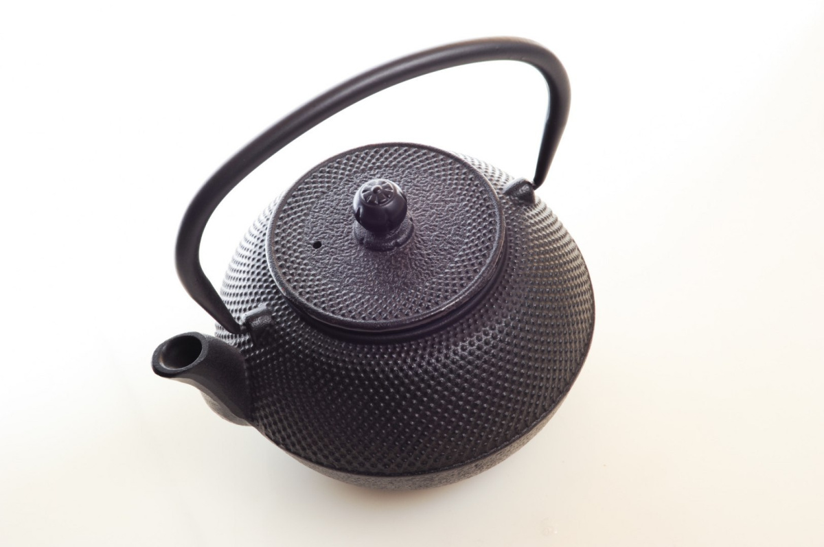 Dzbanek żeliwny do parzenia herbaty w kolorze czarnym