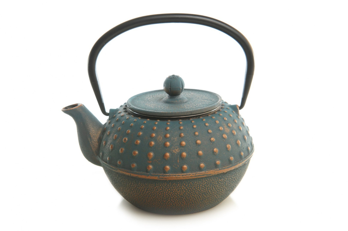 Dzbanek żeliwny do parzenia herbaty w kolorze niebieskim