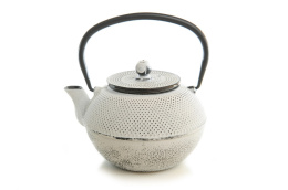 Dzbanek żeliwny do parzenia herbaty w kolorze białym
