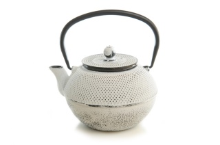 Dzbanek żeliwny do parzenia herbaty w kolorze białym