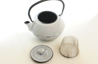 Dzbanek żeliwny do parzenia herbaty w kolorze białym