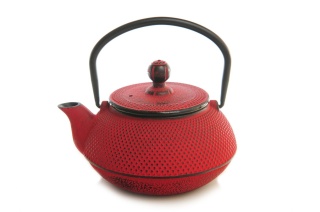 Dzbanek żeliwny do parzenia herbaty w kolorze czerwonym
