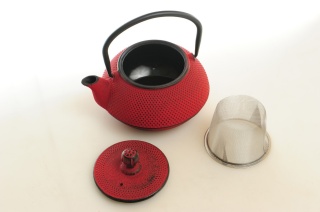 Dzbanek żeliwny do parzenia herbaty w kolorze czerwonym