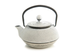 Dzbanek żeliwny do parzenia herbaty w kolorze białym