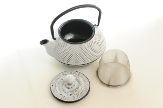 Dzbanek żeliwny do parzenia herbaty w kolorze białym