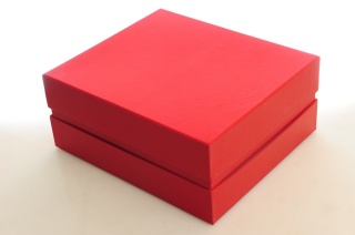 Dzbanek żeliwny z dwoma czarkami w kolorze czerwonym