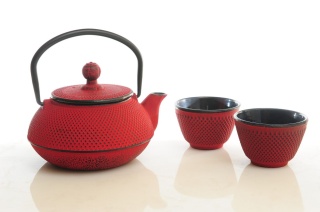 Dzbanek żeliwny z dwoma czarkami w kolorze czerwonym