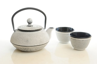 Dzbanek żeliwny z dwoma czarkami w kolorze białym