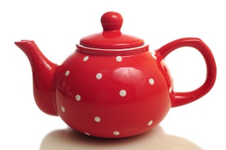 Czerwony dzbanek ceramiczny w kropki z wbudowanym sitkiem