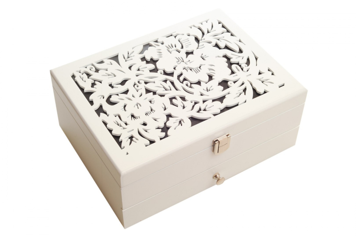Biała szkatułka na biżuterie z ażurowym wzorem