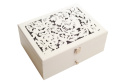 Biała szkatułka na biżuterie z ażurowym wzorem