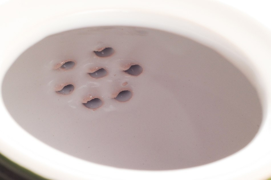 Biały dzbanek ceramiczny w kropki z wbudowanym sitkiem