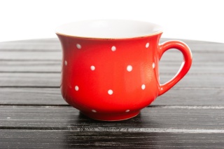 Ceramiczny kubek babuni w kolorze czerwonym w groszki