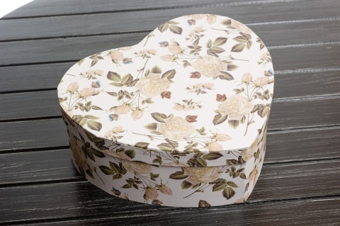 Komplet dwóch porcelanowych kubków z różą herbacianą