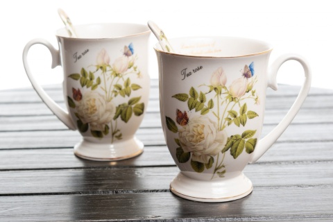 Komplet dwóch porcelanowych kubków z różą herbacianą