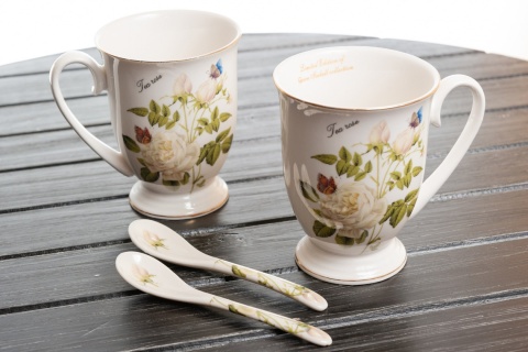 Komplet dwóch porcelanowych kubków z różą herbacianą