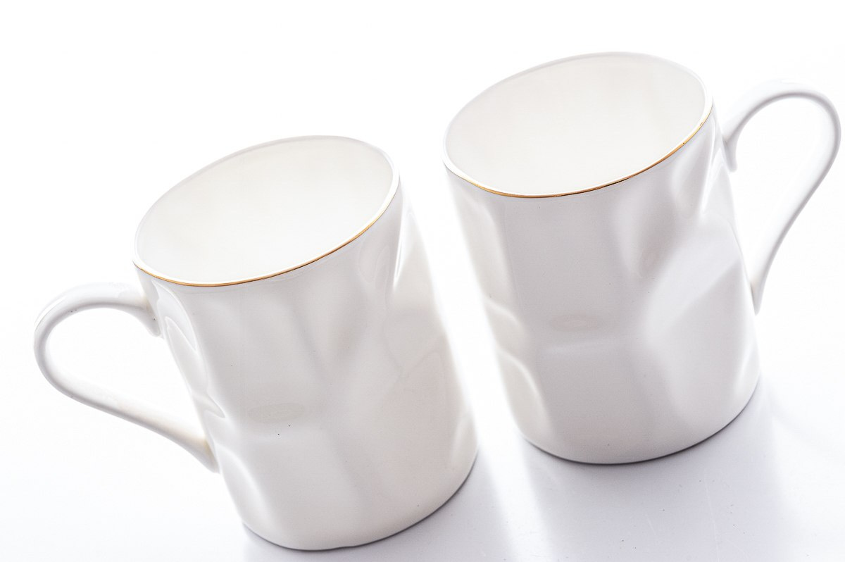 Dwa kubki o unikalnym kształcie z porcelany białej