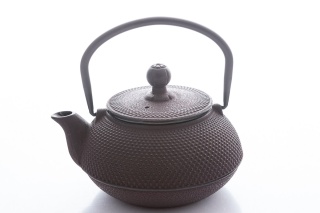 Dzbanek żeliwny do parzenia herbaty w kolorze brązowym