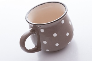 Kubek koloru szarego w kropki groszki