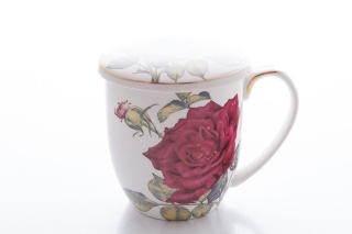 Kubek z zaparzaczem z motywem róż na białym tle