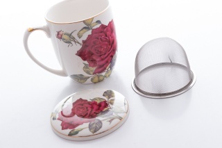 Kubek z zaparzaczem z motywem róż na białym tle