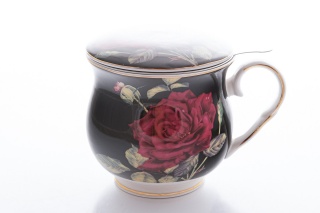 Kubek z zaparzaczem z motywem róż na czarnym tle