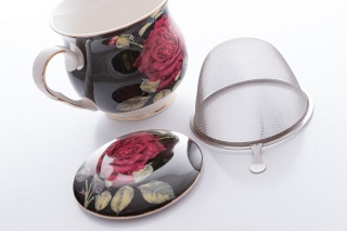 Kubek z zaparzaczem z motywem róż na czarnym tle