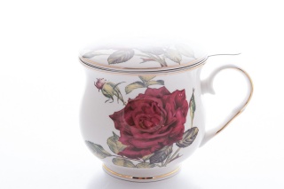 Kubek z zaparzaczem z motywem róż na białym tle