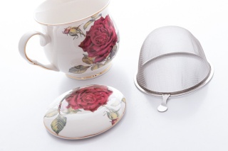 Kubek z zaparzaczem z motywem róż na białym tle