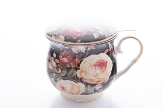 Kubek z zaparzaczem z motywem róż na czarnym tle