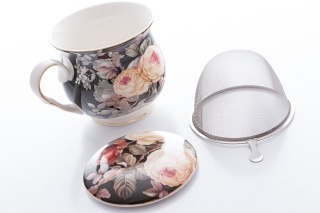 Kubek z zaparzaczem z motywem róż na czarnym tle