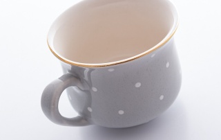 Polski kubek babuni w kolorze szarym w groszki