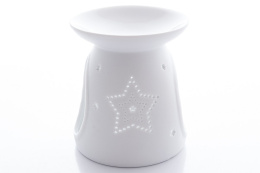 Klasyczny kominek ozodbiony ażurową gwiazdką Święta