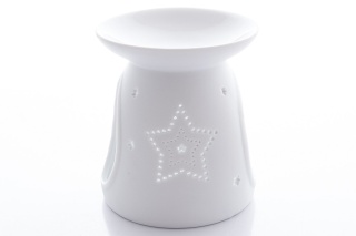 Klasyczny kominek ozodbiony ażurową gwiazdką Święta