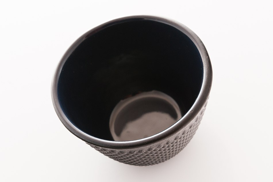 Czarka żeliwna w kolorze czarnym do picia herbaty