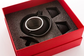 Dzbanek żeliwny z dwoma czarkami w kolorze czarnym