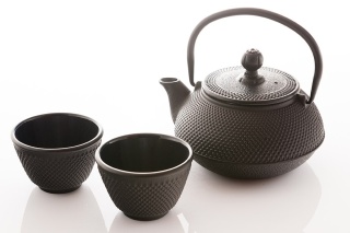 Dzbanek żeliwny z dwoma czarkami w kolorze czarnym