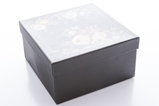 Duża kwiatowa filiżanka w prezentowym pudełku