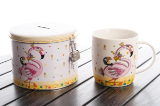 Kubek w puszce skarbonce z flamingiem na prezent