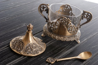 Cukiernica w kolorze miesiądzu z łyżeczką metalowa zdobiona