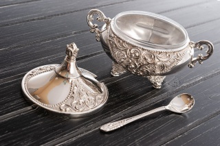 Posrebrzana cukiernica z łyżeczką metalowa zdobiona