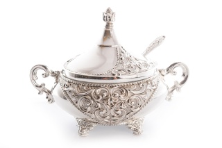 Posrebrzana cukiernica z łyżeczką metalowa zdobiona